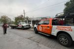 Grúa se impacta contra vivienda en Monterrey; conductor resulta lesionado