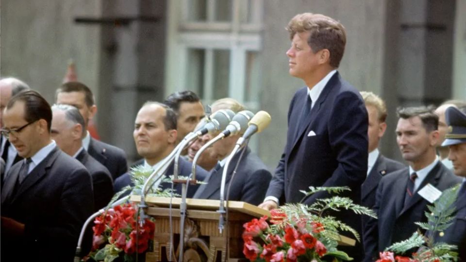 El FBI encontró más de 2 mil 400 documentos sobre el asesinato de Kennedy
