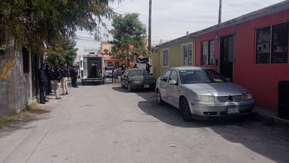 Autoridades en el lugar donde se reportó el robo de bebé en Escobedo
