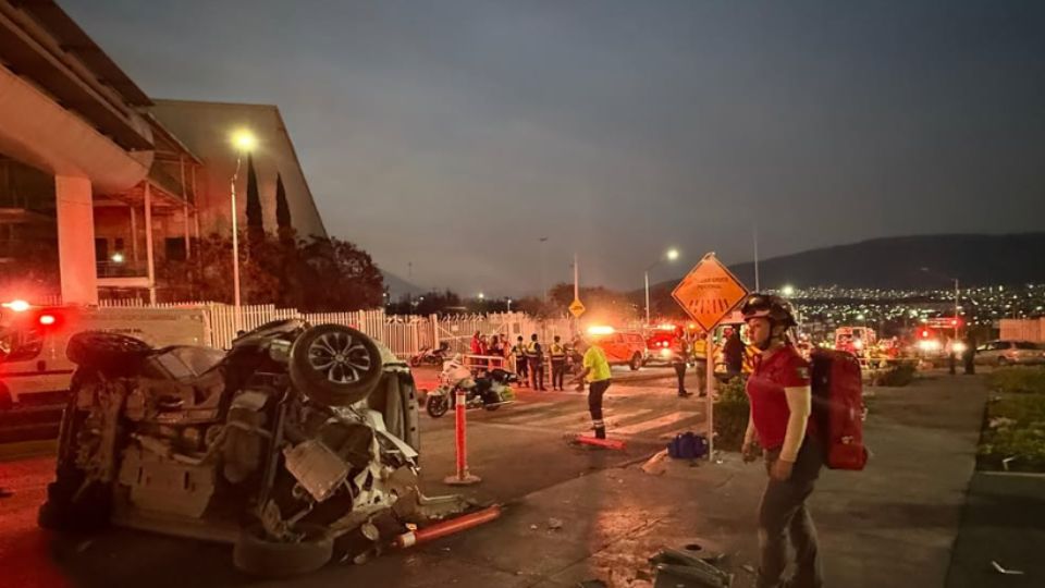 Trágico accidente en Cumbres: camión sin frenos provoca choque múltiple y deja un fallecido.
