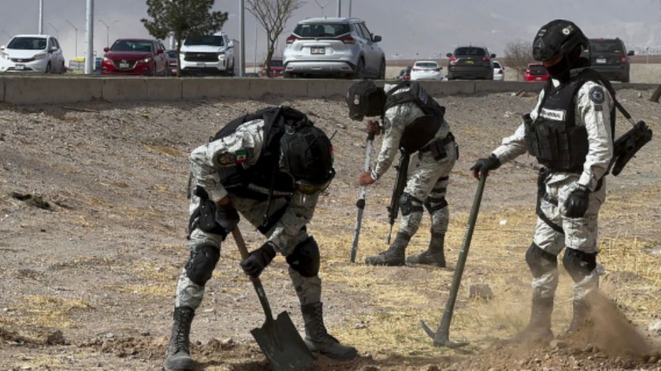 Elementos de la Guardia Nacional realizando excavaciones.