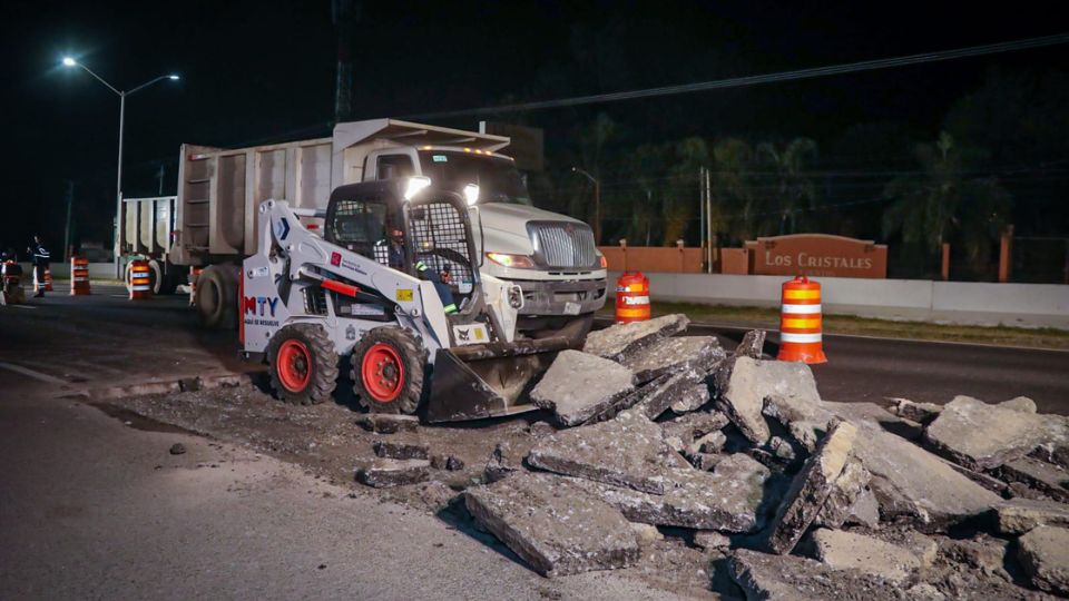 Maquinaria encargada de reparar la carpeta asfáltica dañada