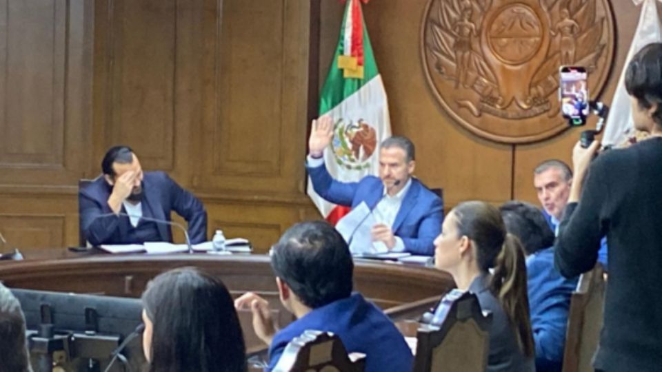 Esta tarde el Cabildo de Monterrey sesionó y el alcalde Adrián de la Garza Santos reveló que la Contraloría Municipal habría de investigar acciones de ex funcionarios regios.