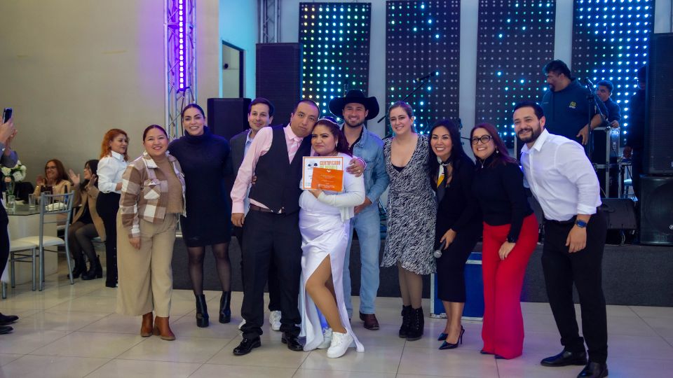 MC en San Nicolás organizó una emotiva celebración para 30 parejas de una boda comunitaria.
