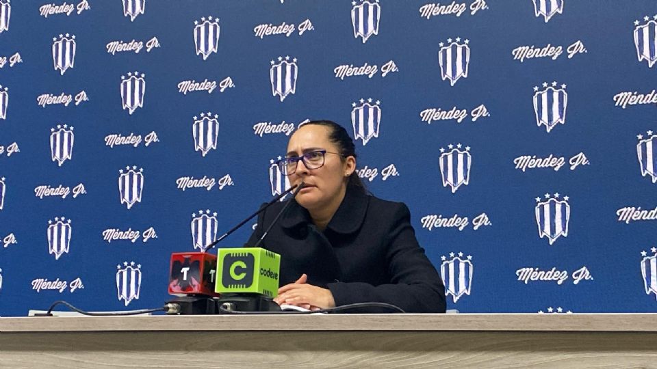 La directora técnica de Rayadas, Amelia Valverde, en conferencia de prensa