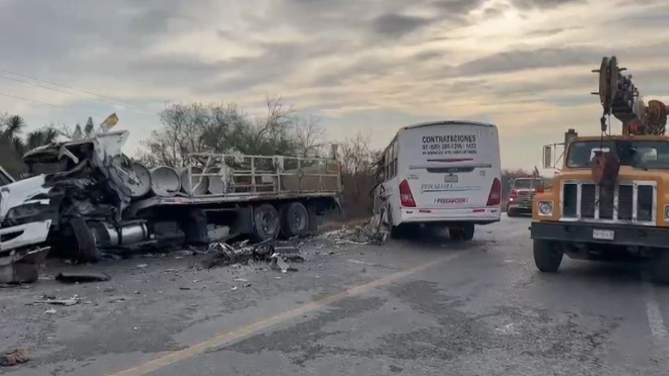 Choque entre un camión de pasajeros y una de plataforma que transportaba cilindros con cloro.