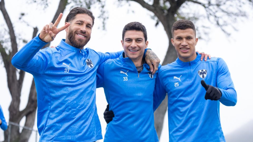 Sergio Ramos, Stefan Medina y Nelson Deossa posan para una fotografía para las redes sociales de Rayados