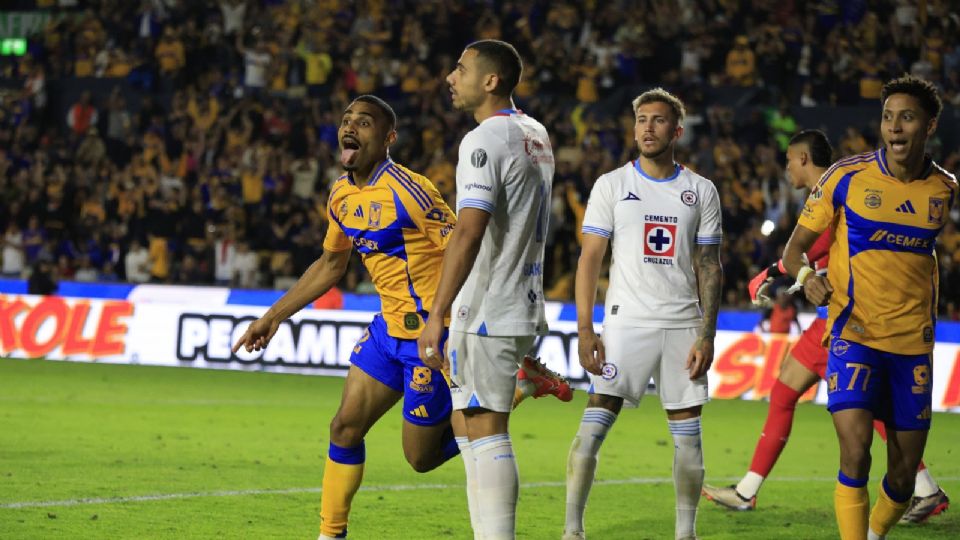 Joaquim Pereira celebra su gol ante Cruz Azul en la Jornada 7 del Clausura 2025