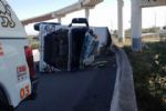 Tráiler vuelca en la carretera a Colombia; conductor queda herido