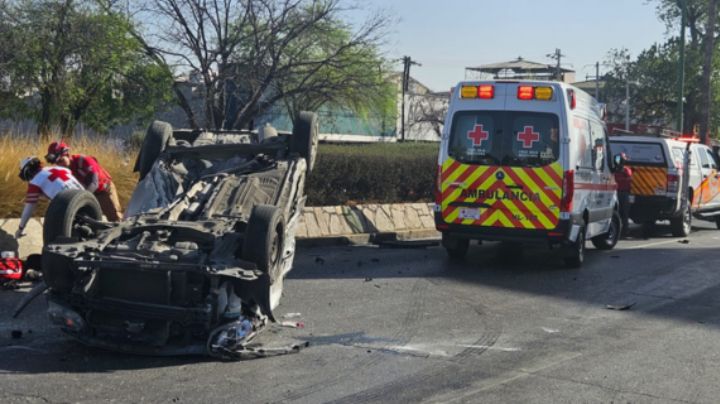 Un choque-volcadura deja dos lesionados en Monterrey