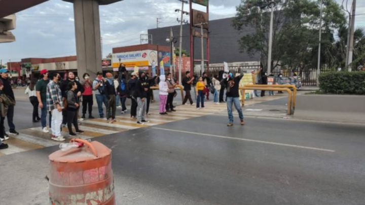 Estudiantes de la UANL bloquean Av. Universidad en contra del alza en los camiones