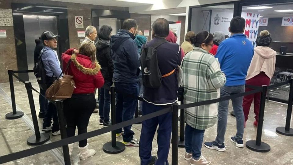 Personas hacen fila para pagar el predial en Monterrey