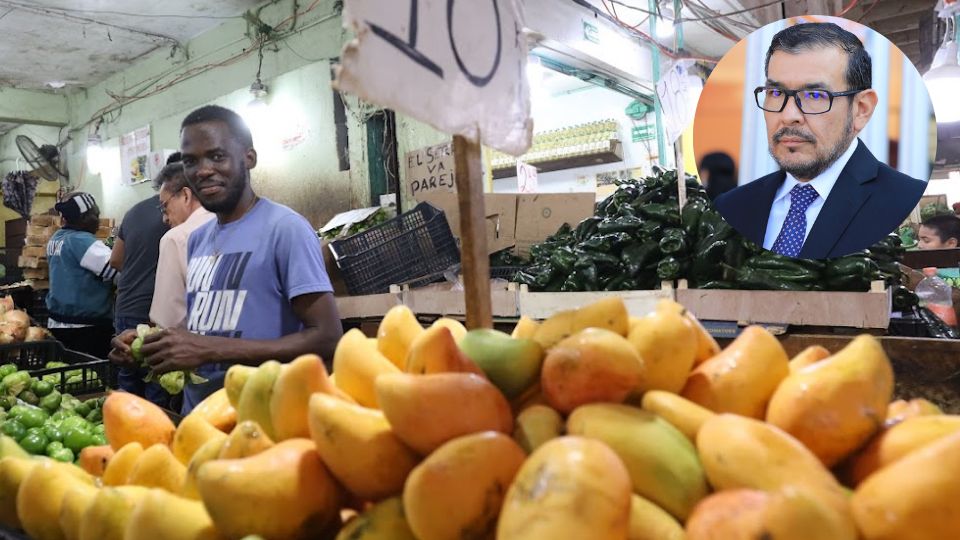 Migrante trabajando en mercado de Monterrey