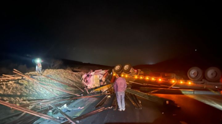 Tráiler vuelca en la carretera Monterrey - Saltillo; cometen rapiña