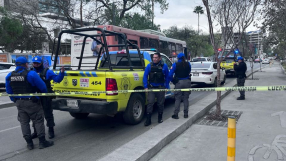 Elementos de la policía de Monterrey durante la detención.