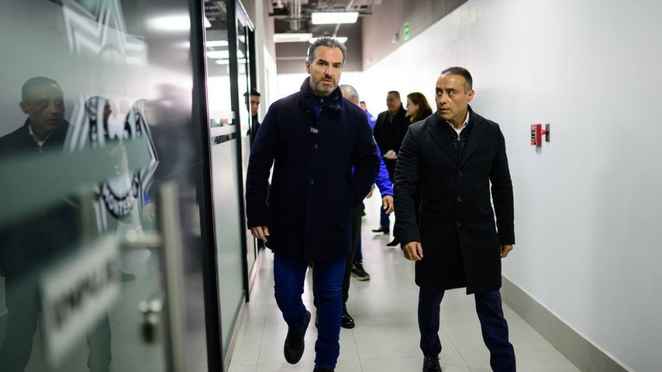 Adrián de la Garza, recibió al comisionado de la Secretaría Federal de Seguridad y Protección, Omar Amador, en las instalaciones del C4 de Monterrey.