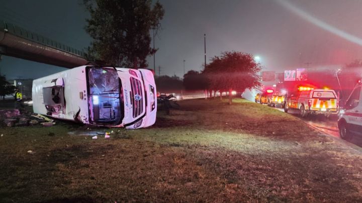 Camión vuelca en la Av. Universidad; deja 3 lesionados