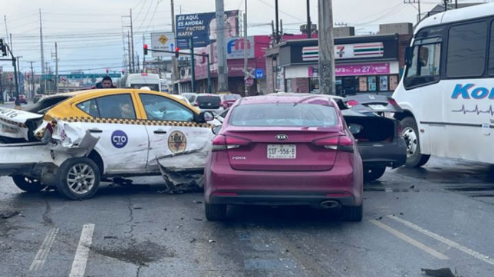Chocan 3 vehículos sobre la avenida Manuel L. Barragán, en Monterrey