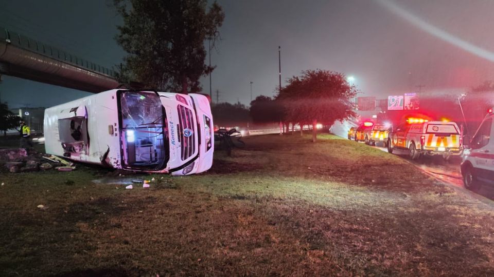 Camión de transporte personal sufre una volcadura en la Avenida Universidad.
