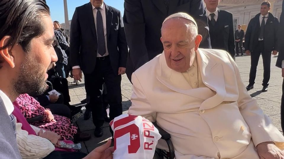 Rodolfo Pizarro le entrega un jersey de Rayados al Papa Francisco