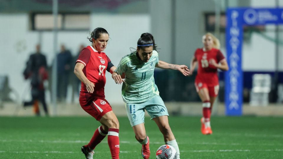 Jacqueline Ovalle, jugadora de Tigres Femenil, durante el partido de México y Canadá
