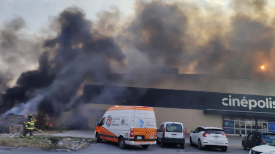 Un incendio registrado en un lote baldío al lado de un cine ubicado en la colonia Mirasol, al norponiente de Monterrey, obligó al desalojo de casi 100 personas, entre clientes y empleados.