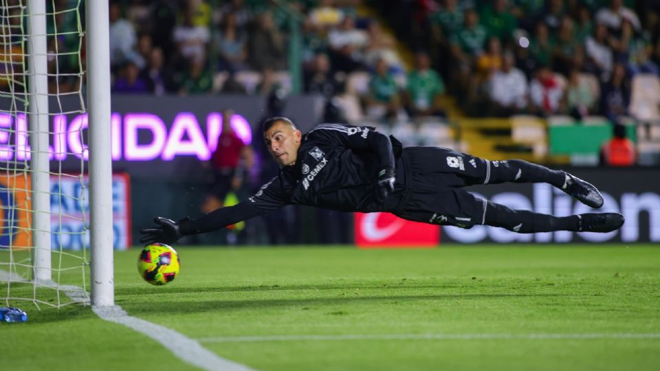 Nahuel Guzmán no logra detener el balón en el gol de Stiven Mendonza de León