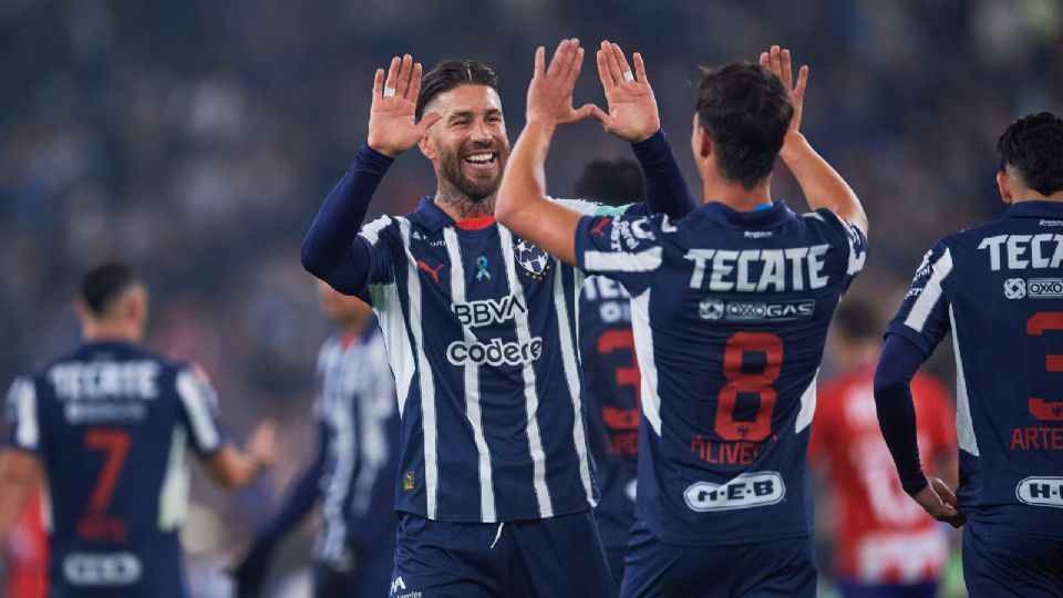 Oliver Torres celebra su anotación ante San Luis con Sergio Ramos