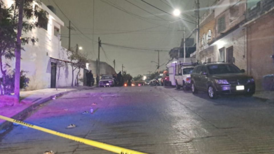 Un motociclista fue asesinado sobre la calle Benítez, de la colonia Topo Chico, en la zona norte del municipio de Monterrey.