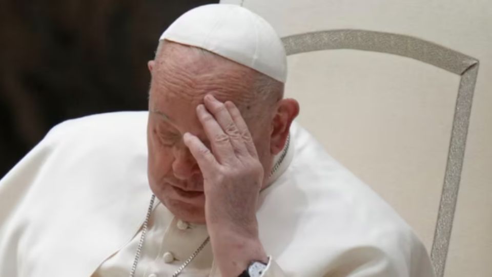 El papa Francisco padece ahora la presencia de una insuficiencia renal inicial leve, que 'actualmente está bajo control', dio a conocer El Vaticano.