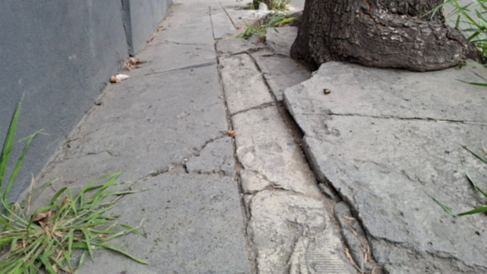 Banqueta en el centro de Monterrey.
