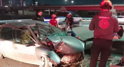 Hombre pierde el control y se impacta contra un poste de luz en Monterrey