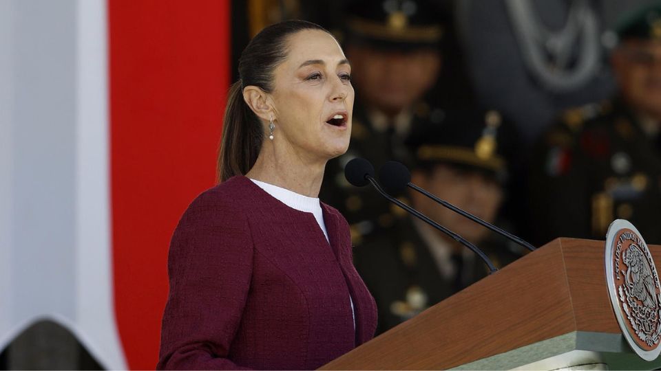 Claudia Sheinbaum, encabeza la ceremonia por el Día de la Bandera | EFE/ Sáshenka Gutiérrez