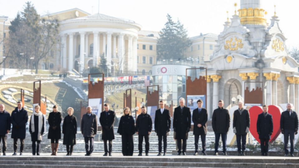 Ucrania conmemoró el tercer aniversario del comienzo de la guerra provocada por la invasión rusa con una cumbre que contó con la participación de aliados europeos, pero no con la de EU.