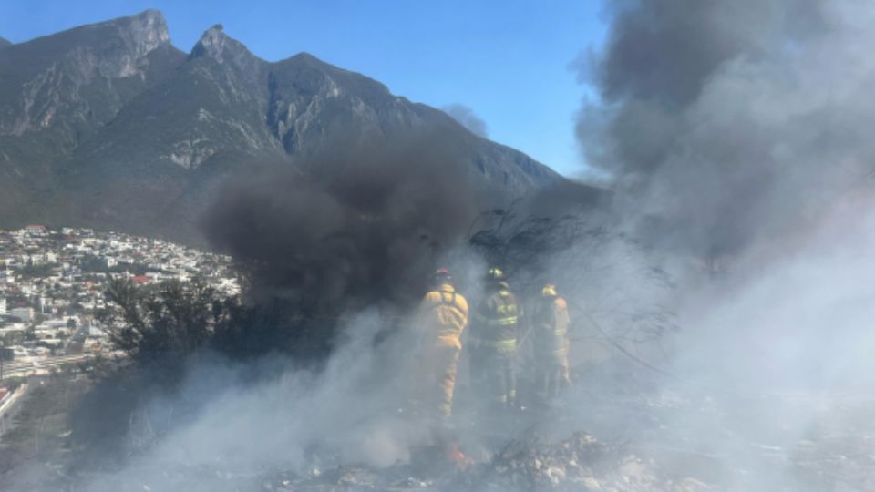 Este lunes, la Zona Metropolitana de Monterrey registró casi 100 incendios en distintos puntos, lo que generó la movilización de elementos estatales y municipales de Protección Civil y Bomberos.
