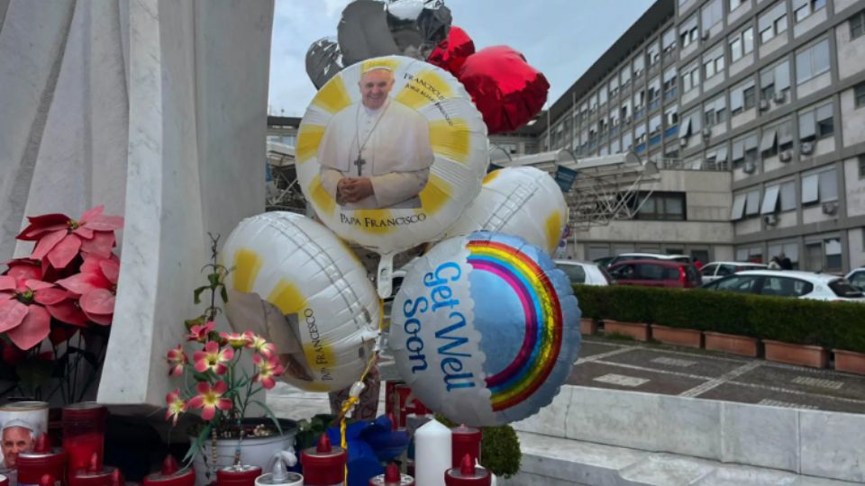 El papa Francisco ha mostrado una 'leve mejoría' este lunes en su décimo día ingresado en el hospital Gemelli de Roma, lo que le ha permitido retomar algunos deberes laborales.