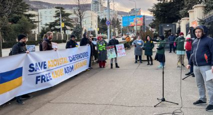 Decenas de rusos en Georgia protestan en apoyo a Ucrania