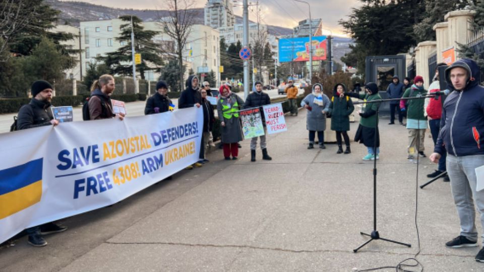 Decenas de rusos que huyeron a Georgia después del inicio de la guerra en Ucrania, protagonizaron este lunes una manifestación en Tiflis frente a la representación rusa adscrita a la embajada de Suiza.