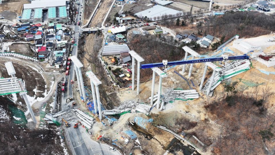 Vista del derrumbe del puente que unía Seúl con Sejong | EFE/ Hong Gi-won/Yonhap