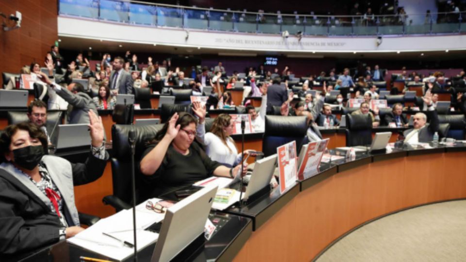 La Cámara de Senadores avaló en lo general la reforma constitucional en materia de no reelección y nepotismo electoral, enviada por la presidenta Claudia Sheinbaum Pardo. Entrará en vigor hasta 2030.
