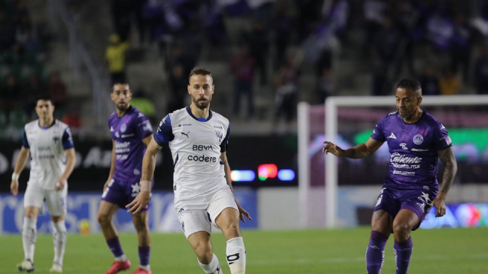 Sergio Canales disputa el balón en el partido en el duelo entre Mazatlán y Rayados