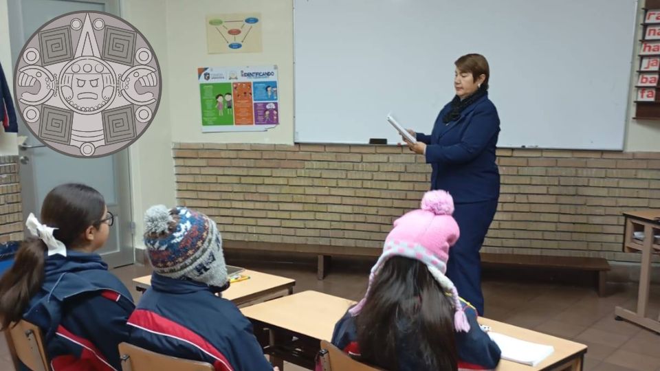 Maestra imparte clases a alumnas