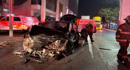 Trailero huye tras chocar contra un auto Tesla en Monterrey