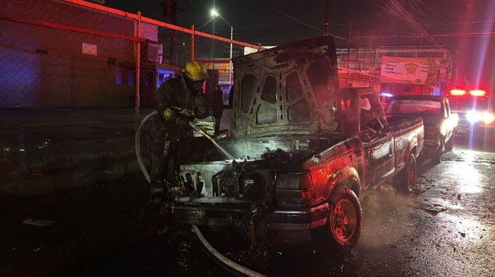 Se incendia vehículo en el centro de Monterrey; descartan lesionados