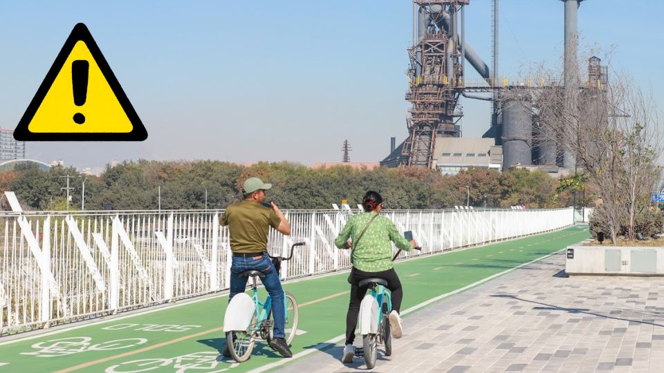 Personas pasean en Monterrey bajo contaminación