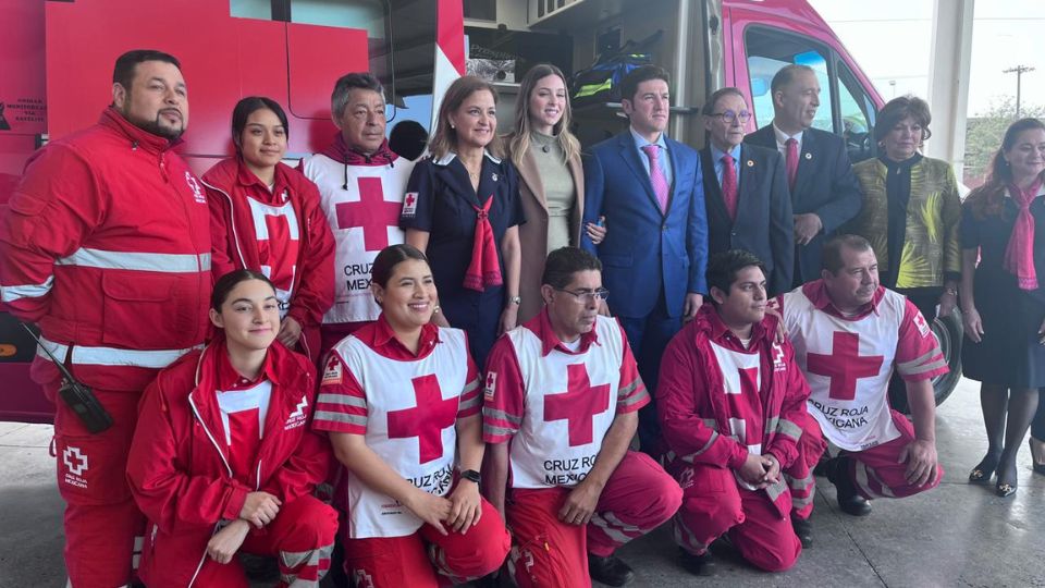 Samuel García y Mariana Rodríguez se toman la foto con integrantes de la Cruz Roja