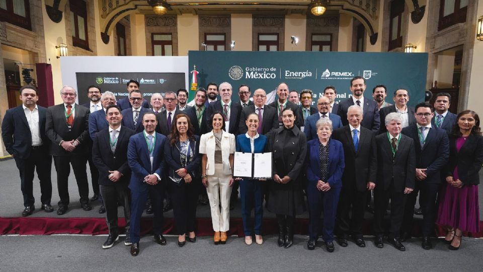 Gobierno de México y empresarios acuerdan tope de 24 pesos para gasolina por 6 meses.
