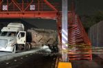 Tráiler pierde el control y se impacta contra un puente peatonal en San Pedro
