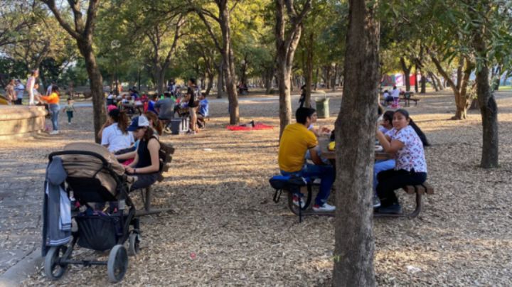 Familias y amigos disfrutan del Parque Fundidora durante este lunes de asueto