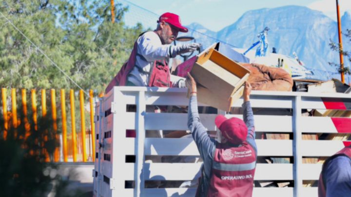 Emprenden operativo de limpieza en calles de Santa Catarina
